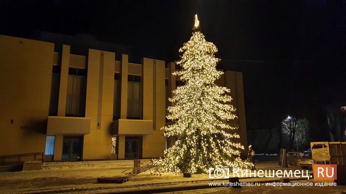 В Кинешме на театральной площади зажгли огни первой новогодней елки фото 5