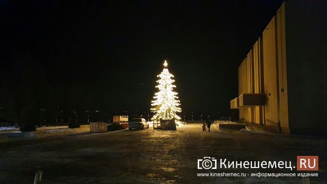 В Кинешме на театральной площади зажгли огни первой новогодней елки фото 2