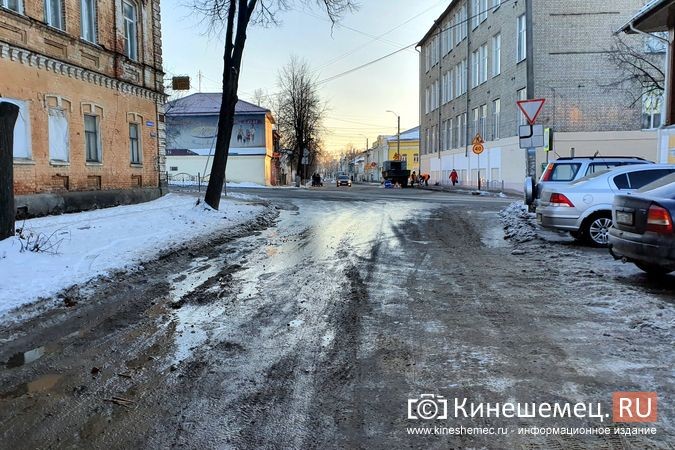 На ул.Комсомольской в мороз образовались лужи после подсыпки дороги солью фото 2