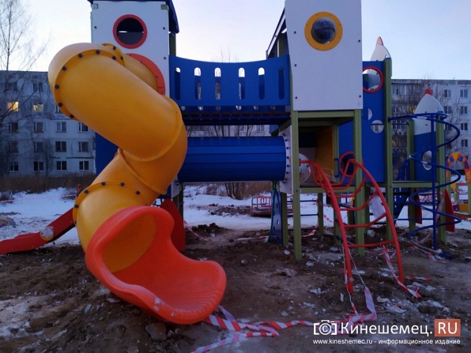 На улице Василевского детский городок установили на неподготовленную площадку фото 5