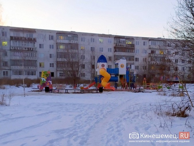 На улице Василевского детский городок установили на неподготовленную площадку фото 2
