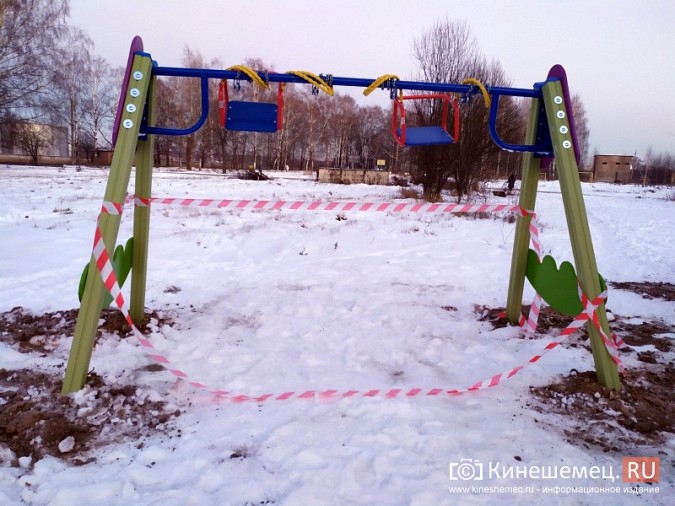 На улице Василевского детский городок установили на неподготовленную площадку фото 3