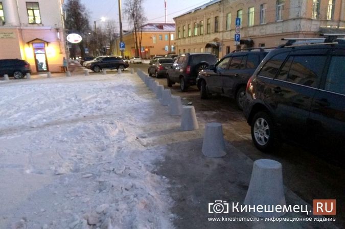Доступ автотранспорта на площадку у памятника Ленину закрыли боллардами фото 5