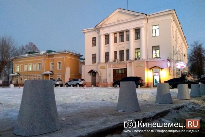 Доступ автотранспорта на площадку у памятника Ленину закрыли боллардами фото 2
