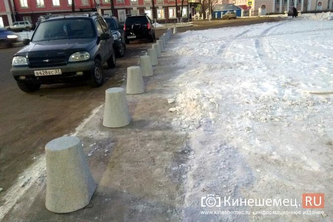 Доступ автотранспорта на площадку у памятника Ленину закрыли боллардами фото 4