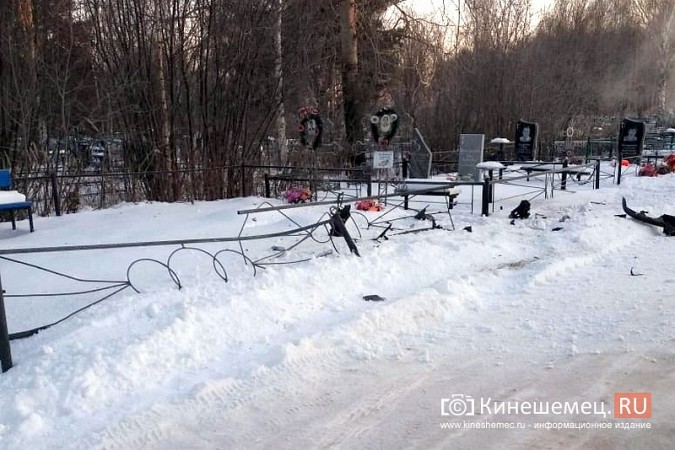 На кладбище «Затенки» очередной автолихач переломал ограды фото 2