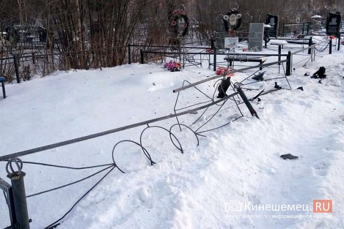 На кладбище «Затенки» очередной автолихач переломал ограды фото 5