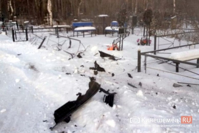 На кладбище «Затенки» очередной автолихач переломал ограды фото 4