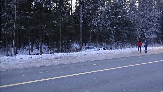 В Кинешемском районе «Форд Мондео» вылетел с дороги и опрокинулся фото 2