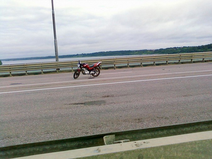 Мужчина, перевернувшийся на мотоцикле на мосту через Волгу, в коме фото 2