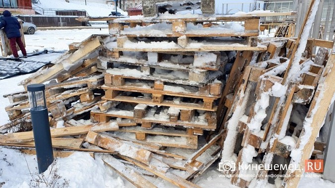 В Кинешме разбирают саркофаг из досок над новым фонтаном фото 9