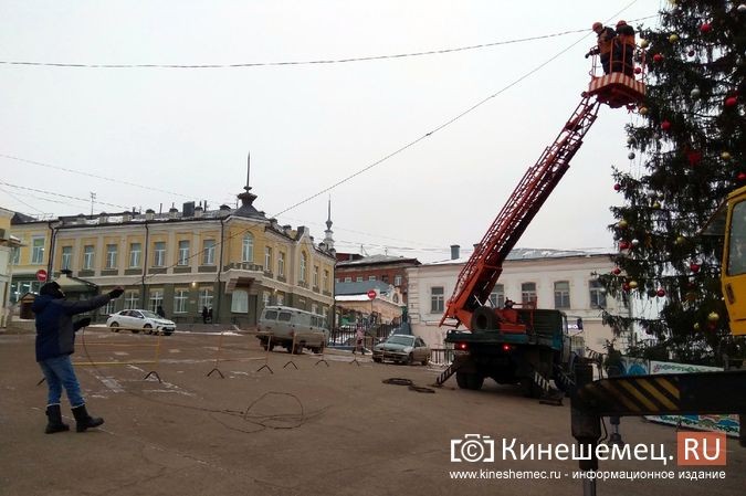 В Кинешме накренилась главная новогодняя елка на пл.Революции фото 8