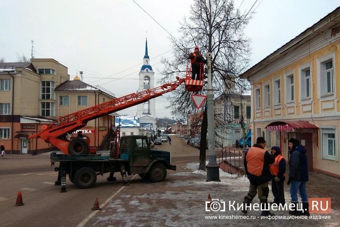 В Кинешме накренилась главная новогодняя елка на пл.Революции фото 13