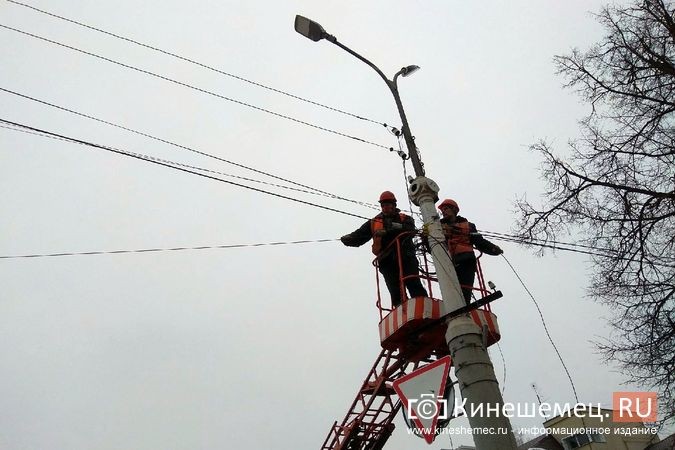 В Кинешме накренилась главная новогодняя елка на пл.Революции фото 9