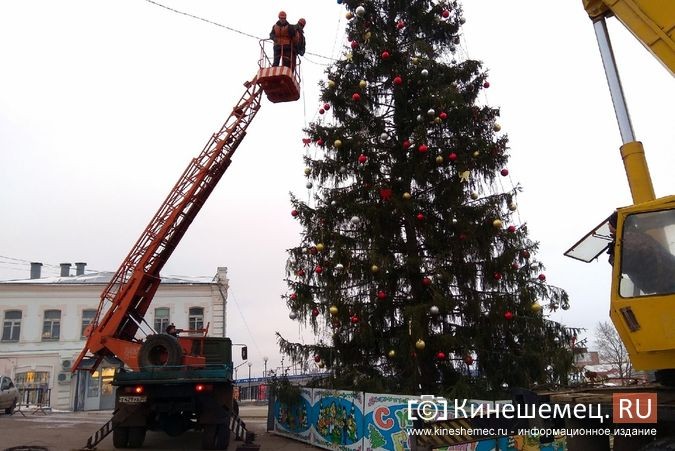 В Кинешме накренилась главная новогодняя елка на пл.Революции фото 10