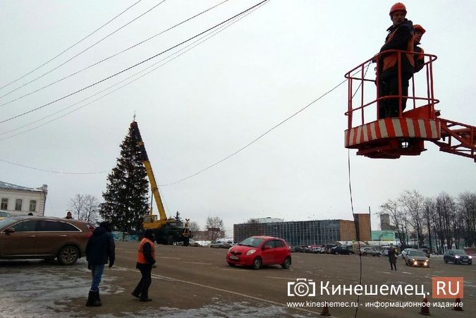 В Кинешме накренилась главная новогодняя елка на пл.Революции фото 5