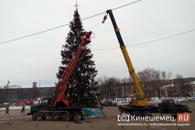 В Кинешме накренилась главная новогодняя елка на пл.Революции фото 4