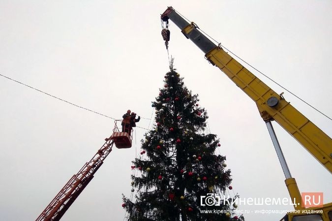 В Кинешме накренилась главная новогодняя елка на пл.Революции фото 2