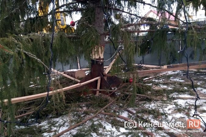 В Кинешме накренилась главная новогодняя елка на пл.Революции фото 11