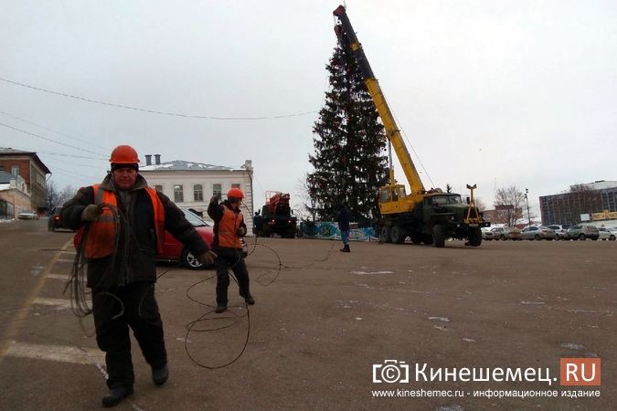 В Кинешме накренилась главная новогодняя елка на пл.Революции фото 7