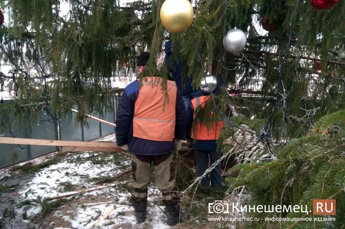 В Кинешме накренилась главная новогодняя елка на пл.Революции фото 12