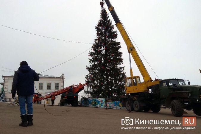 В Кинешме накренилась главная новогодняя елка на пл.Революции фото 3