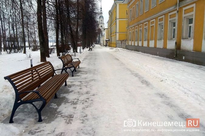 На Волжском бульваре установили 72 скамейки по демократичным ценам фото 2