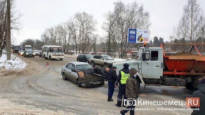 В Кинешме гости из Ростова на Hyundai Accent влетели под дорожную машину УГХ фото 6