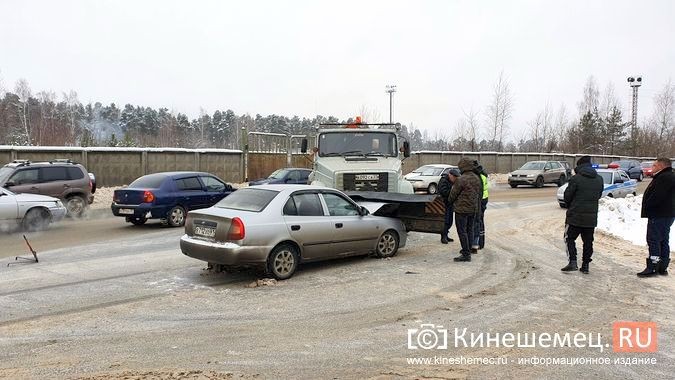 В Кинешме гости из Ростова на Hyundai Accent влетели под дорожную машину УГХ фото 3