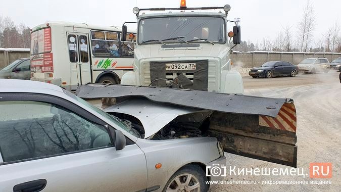 В Кинешме гости из Ростова на Hyundai Accent влетели под дорожную машину УГХ фото 8