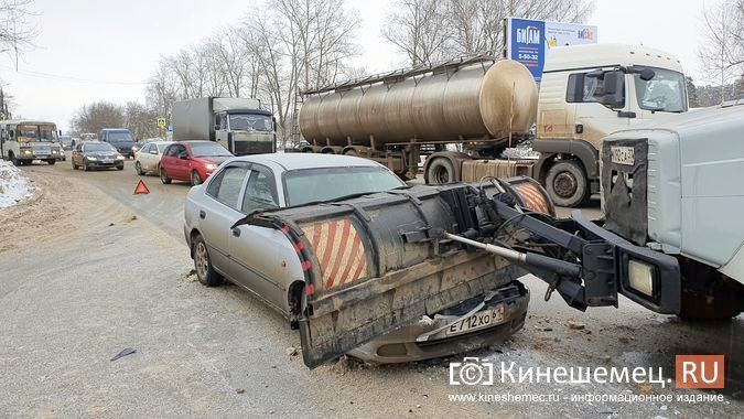 В Кинешме гости из Ростова на Hyundai Accent влетели под дорожную машину УГХ фото 7