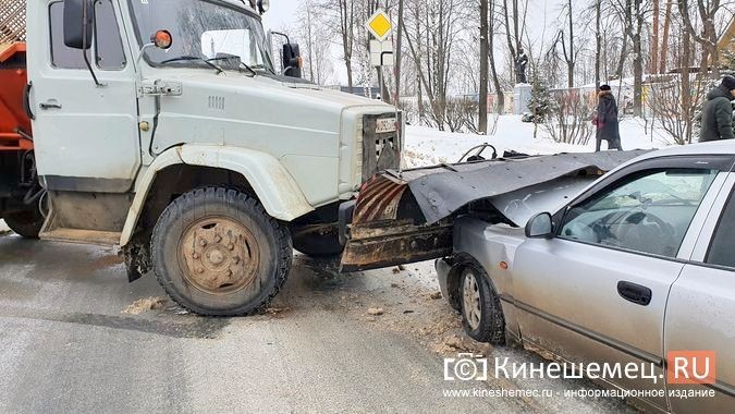 В Кинешме гости из Ростова на Hyundai Accent влетели под дорожную машину УГХ фото 5