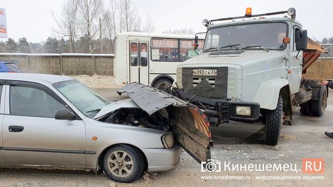 В Кинешме гости из Ростова на Hyundai Accent влетели под дорожную машину УГХ фото 2