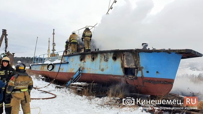 В Кинешемском порту загорелся катер, который резали на металлолом фото 7