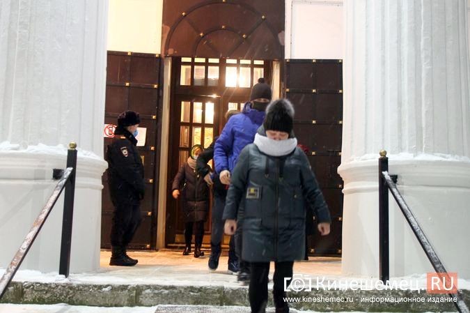 В православных храмах Кинешмы прошли рождественские службы фото 23