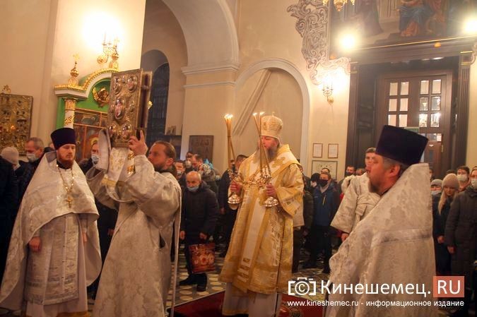В православных храмах Кинешмы прошли рождественские службы фото 15