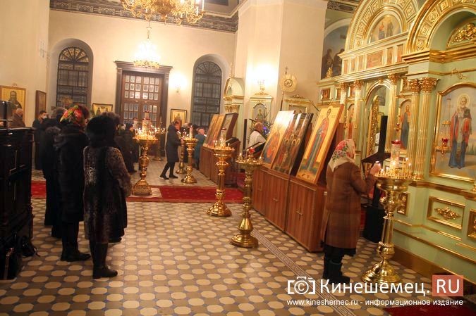 В православных храмах Кинешмы прошли рождественские службы фото 18