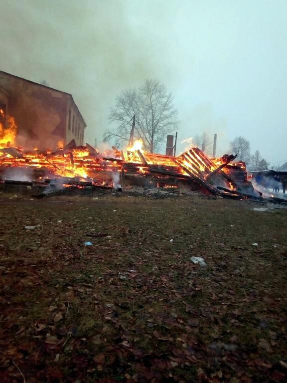 В Ивановской области предположительно из-за поджога сгорело неэксплуатируемое здание школы фото 3