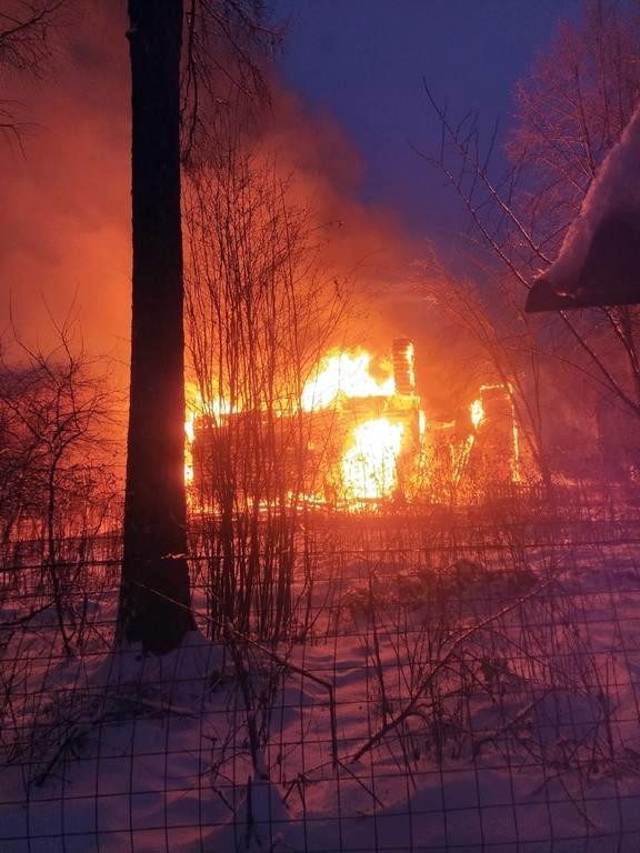 В Ивановской области предположительно из-за поджога сгорело неэксплуатируемое здание школы фото 4