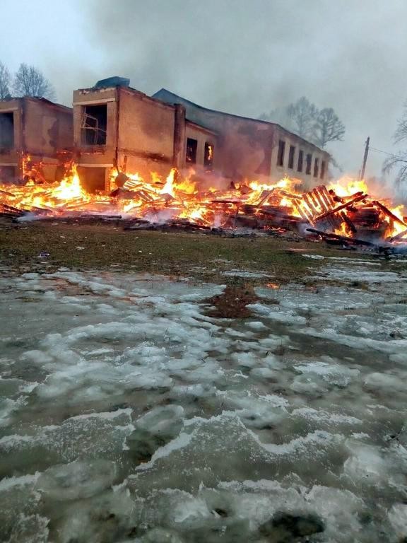 В Ивановской области предположительно из-за поджога сгорело неэксплуатируемое здание школы фото 2