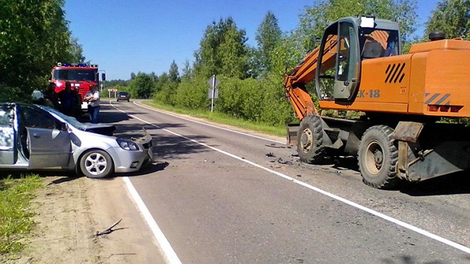В Ивановской области «Киа» врезалась в экскаватор фото 3