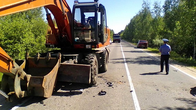 В Ивановской области «Киа» врезалась в экскаватор фото 7