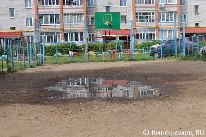 Детская площадка в Кинешме превратилась в болото фото 7