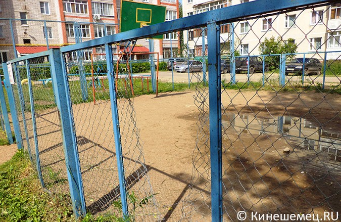 Детская площадка в Кинешме превратилась в болото фото 3