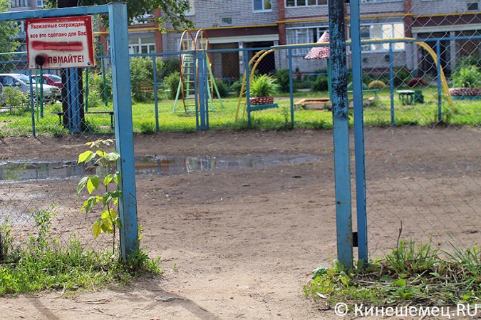 Детская площадка в Кинешме превратилась в болото фото 6