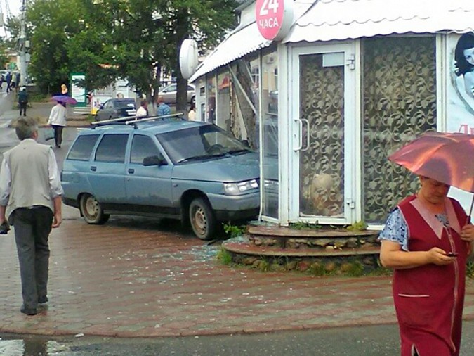 В центре Кинешмы легковушка съехала с горы и врезалась в дом фото 5