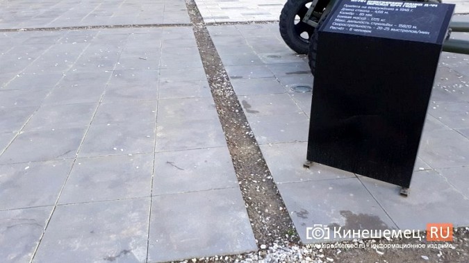 В Кинешме вход в центральный парк зачистили от гранитной крошки, швы зальют полимером фото 7