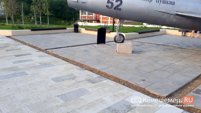 В Кинешме вход в центральный парк зачистили от гранитной крошки, швы зальют полимером фото 3