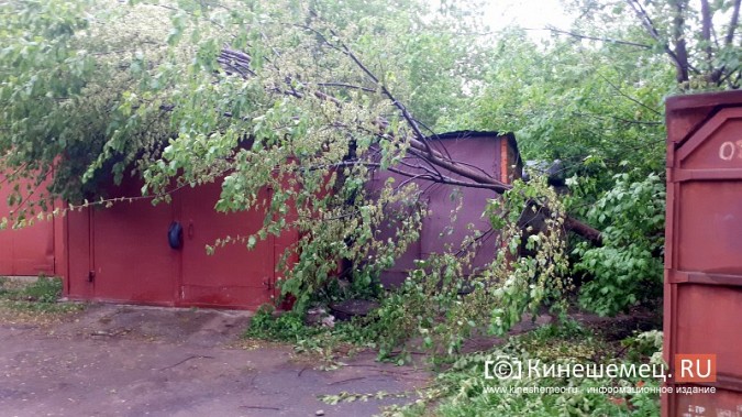 В Кинешме ураганным ветром ломало деревья, рвало линии электропередач, разрушало лоджии фото 22