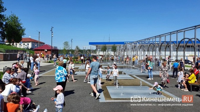 В жаркие выходные «сухой» фонтан в центре Кинешмы стал самым посещаемым местом отдыха фото 6